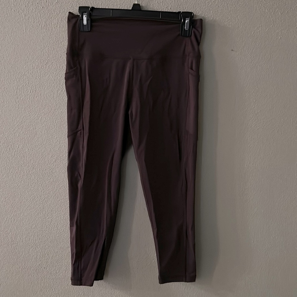 ZYIA Active Women’s Wine Brilliant Pocket Capri Leggings - Size 12